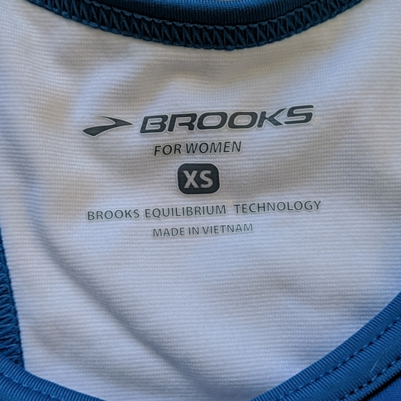 Brooks - running top with built in bra - Picture 8 of 11